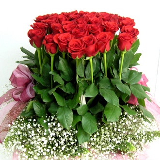 red roses arrangement