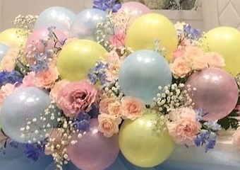 15 Pink Blue and yellow soft color Balloons with 20 roses and gypsophillia in between balloons
