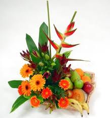 Basket of 2 kg. fruits and hand bunch of 15 mixed flowers